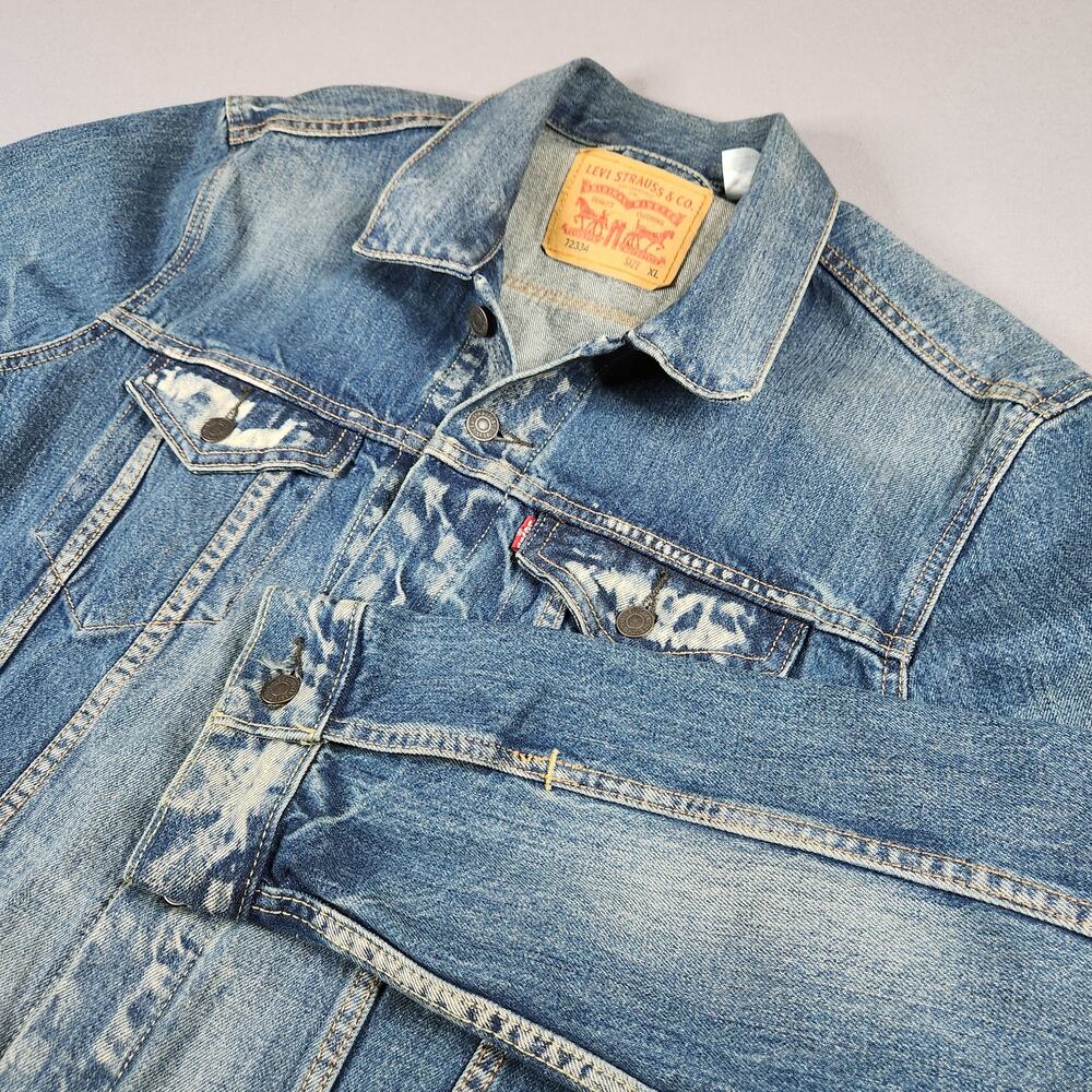 Vintage Men's Levi's Jean Jacket XL 72334 trucker distressed blue 100% cotton